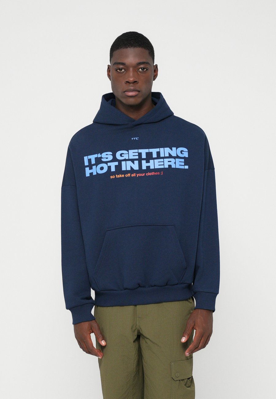 

Толстовка The Tracksuit Club HOODIE HOT IN HERE, Blue/Dark Blue