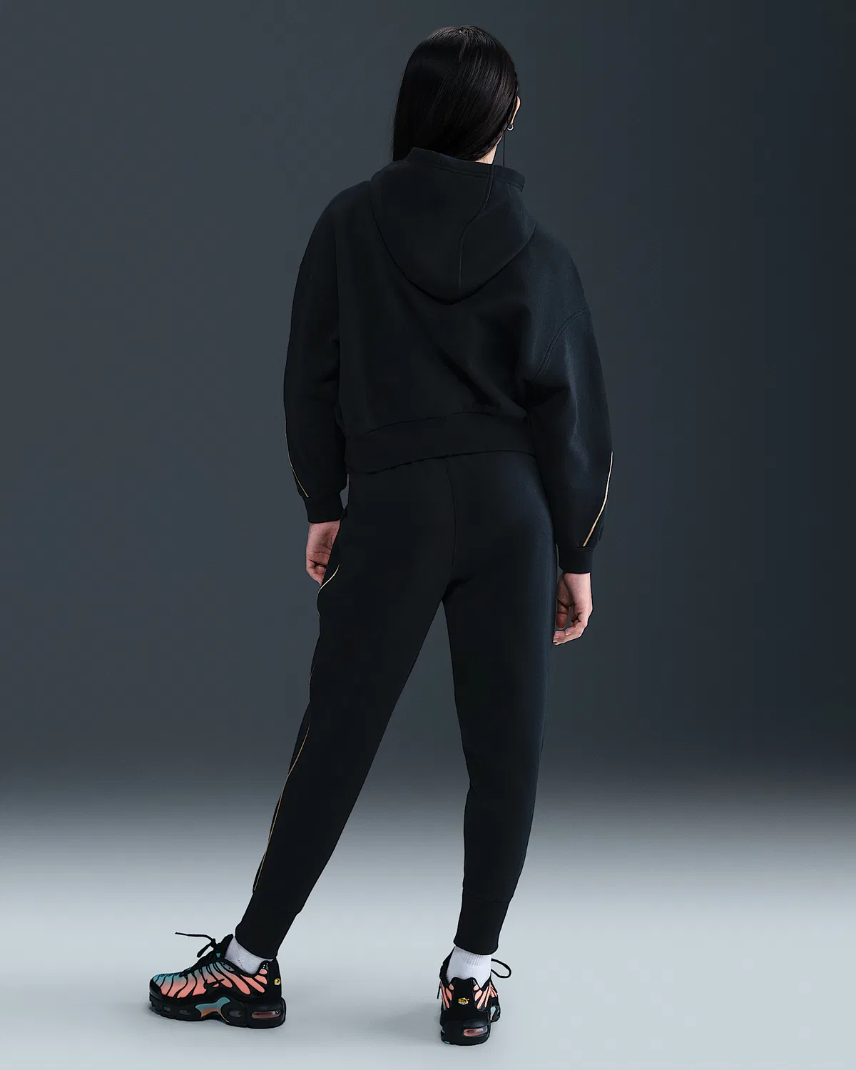 Детские (для девочек) свободные джоггеры Nike Sportswear Club Fleece, Black/Metallic Gold — фото 4