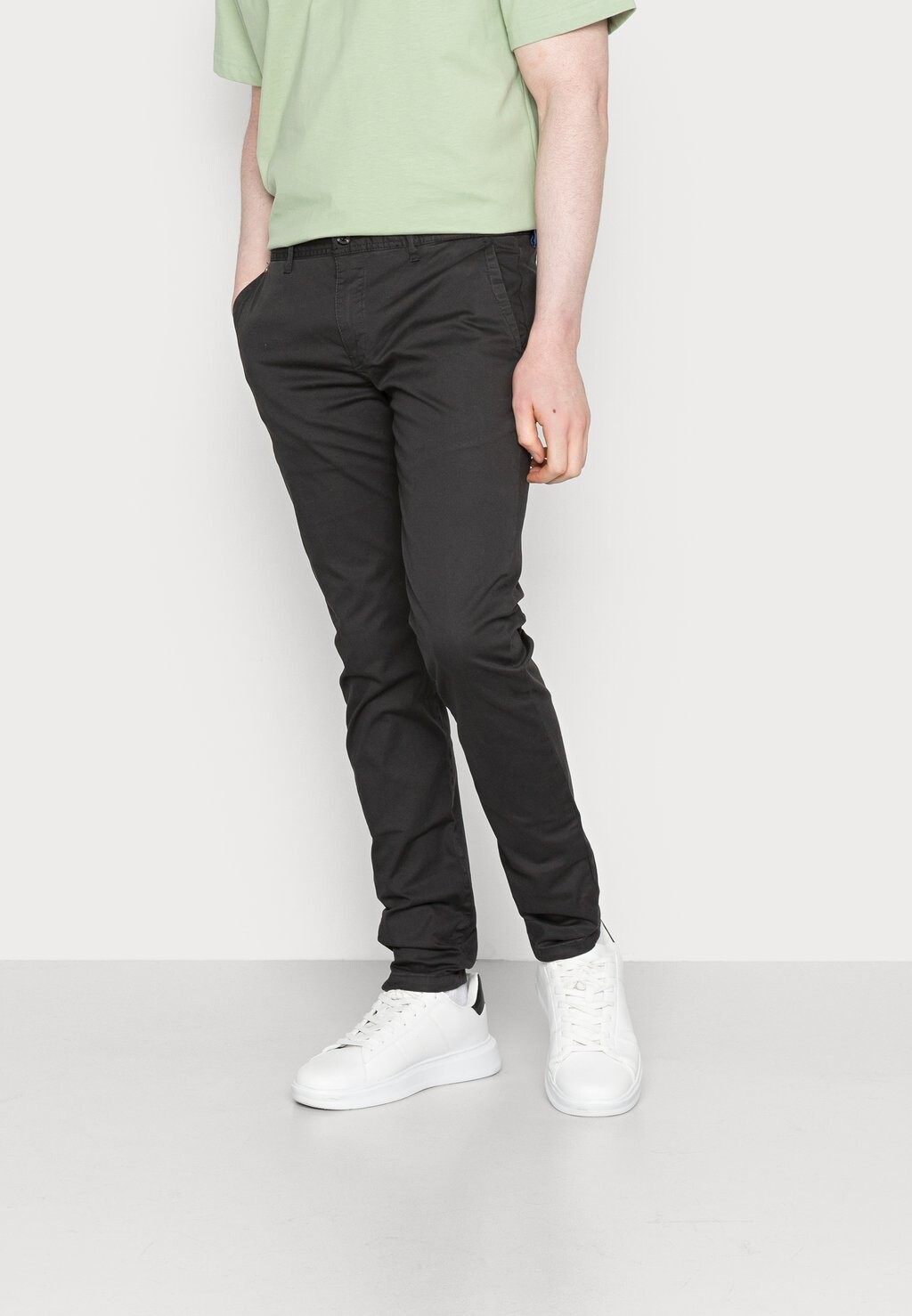 

Чино MOTT CONTAINS Scotch & Soda, цвет anthracite