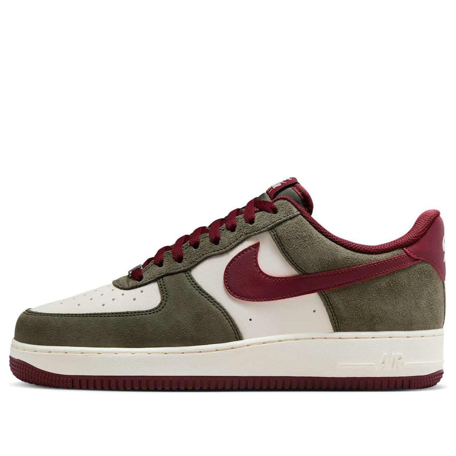 

Кроссовки Nike Air Force 1 Low '07 LV8 'Cargo Khaki Pale Ivory Dark Team Red', зеленый