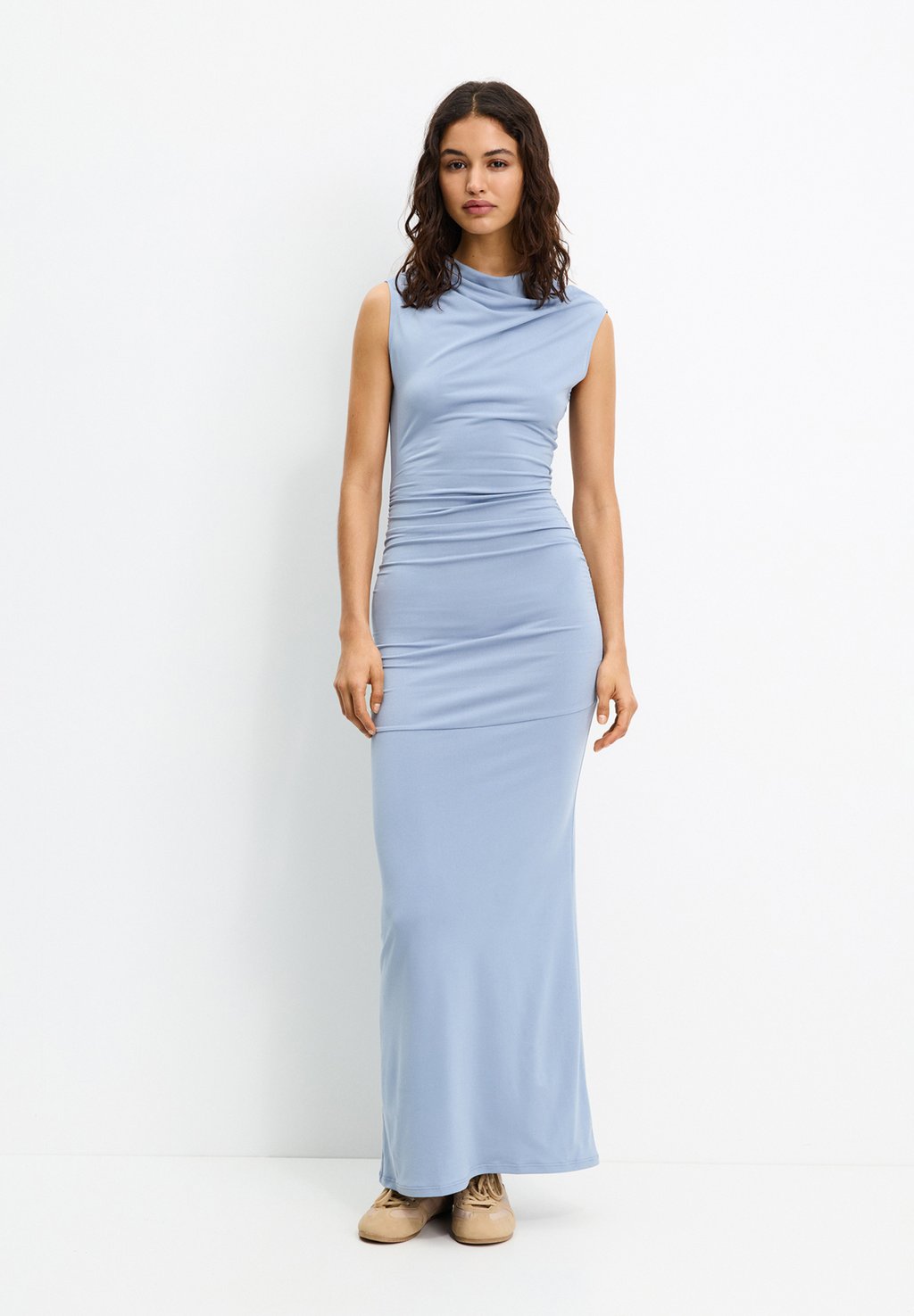 

Длинное платье SLEEVELESS GATHERED PULL&BEAR, синий
