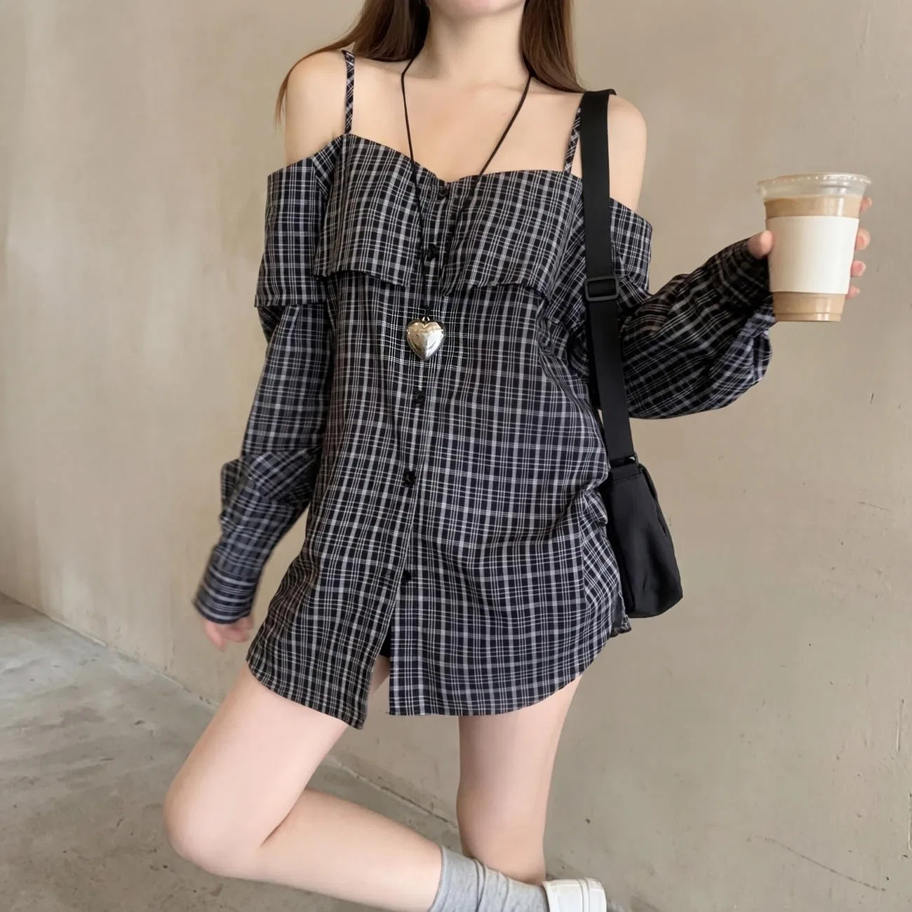 Блуза офф-шолдер с объемными рукавами, Oversized Checked Shirt, черный — фото 3