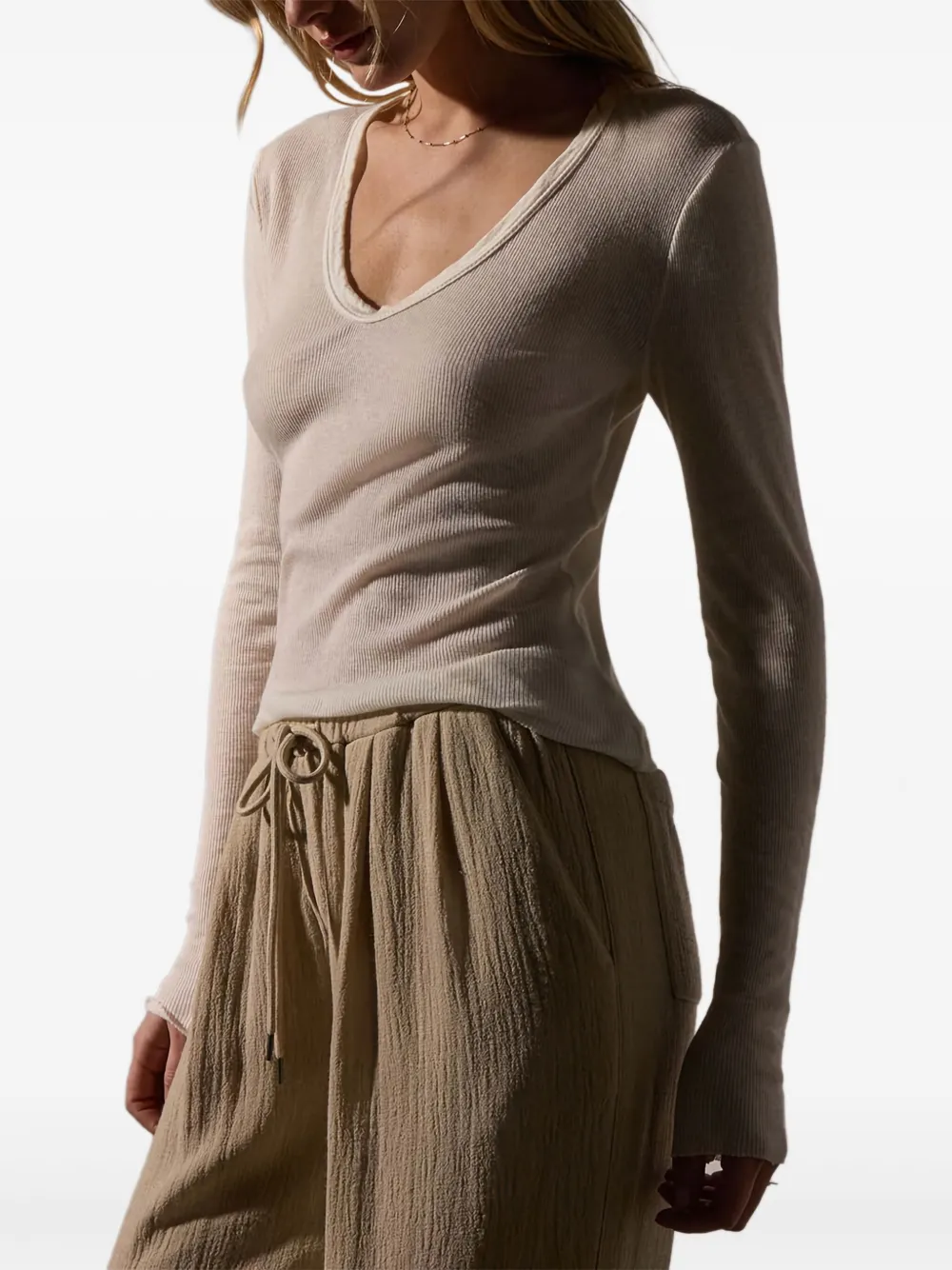 

Футболка с длинными рукавами и V-образным вырезом James Perse, молочно-белый