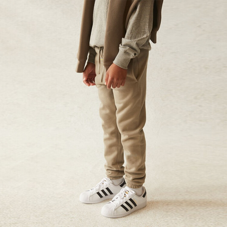Детские трикотажные спортивные штаны Fear Of God Essentials, цвет Moss — фото 4