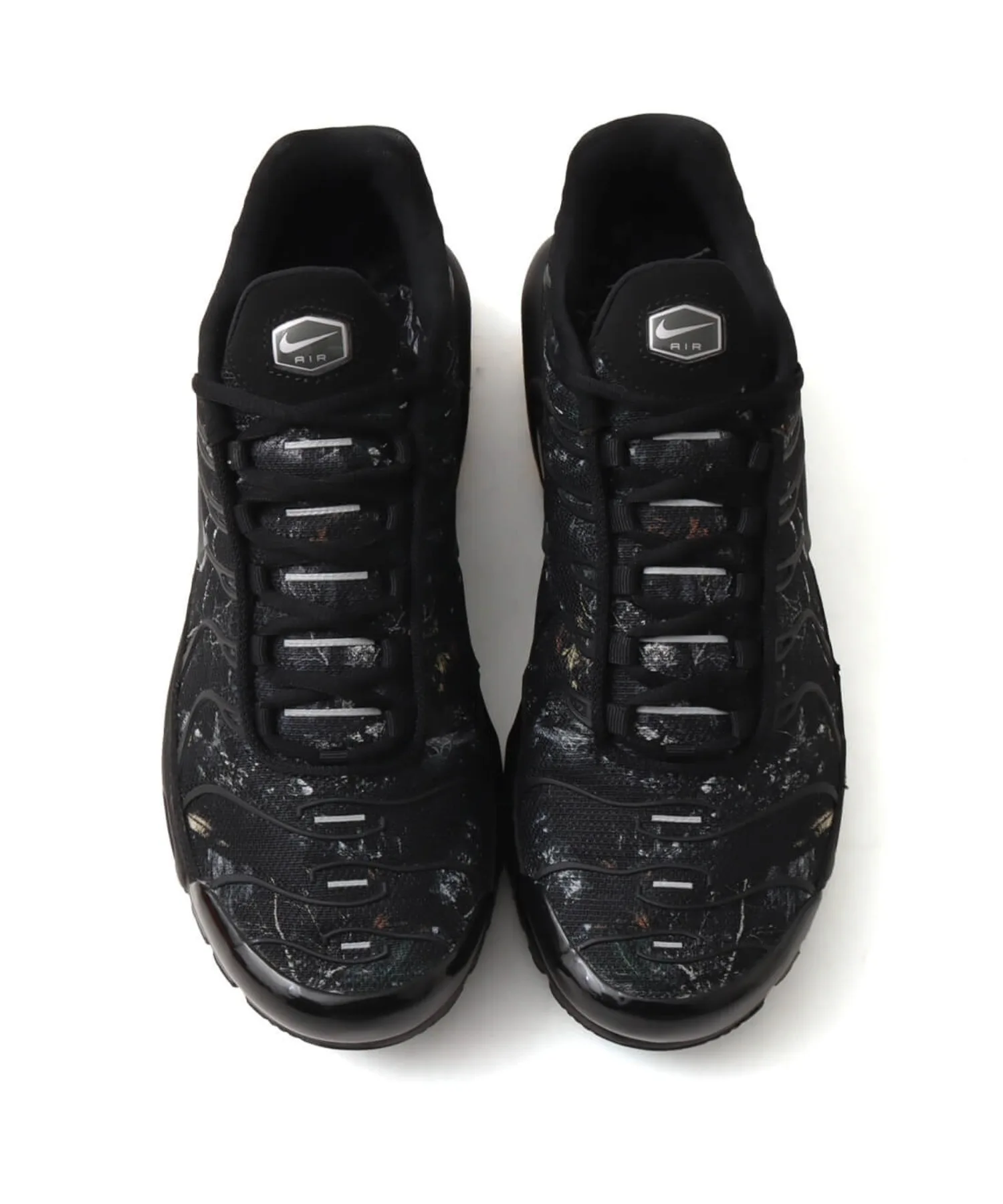 Кроссовки с технологией Tuned Air Nike Air Max Plus SP серые — фото 2