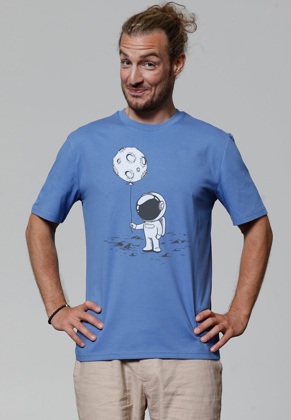 

Футболка с принтом KLEINER ASTRONAUT MIT LUFTBALLON watapparel, светло-голубой