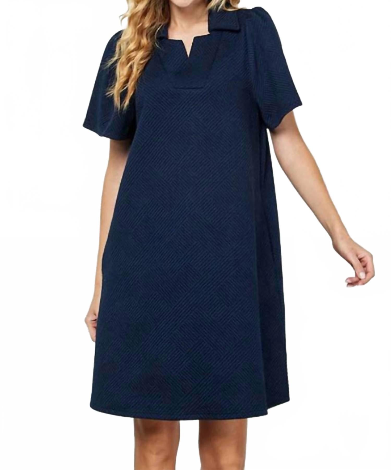 

Текстурированное платье Элайна с короткими рукавами в темно-синем цвете SEE AND BE SEEN