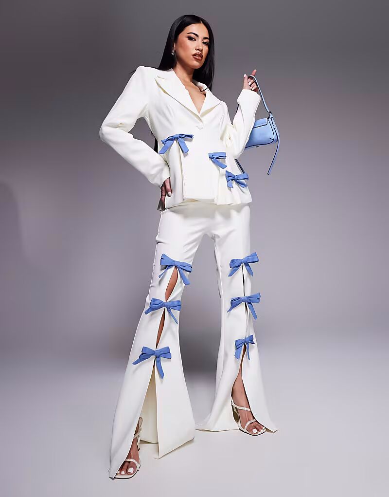 

Классические брюки кремового цвета с джинсовыми бантами Asos Luxe