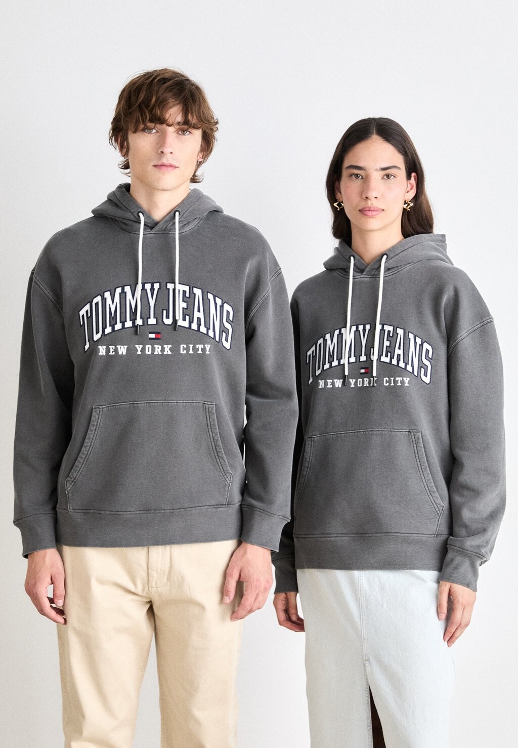 

Толстовка с капюшоном VARSITY HOODIE UNISEX Tommy Jeans, черный