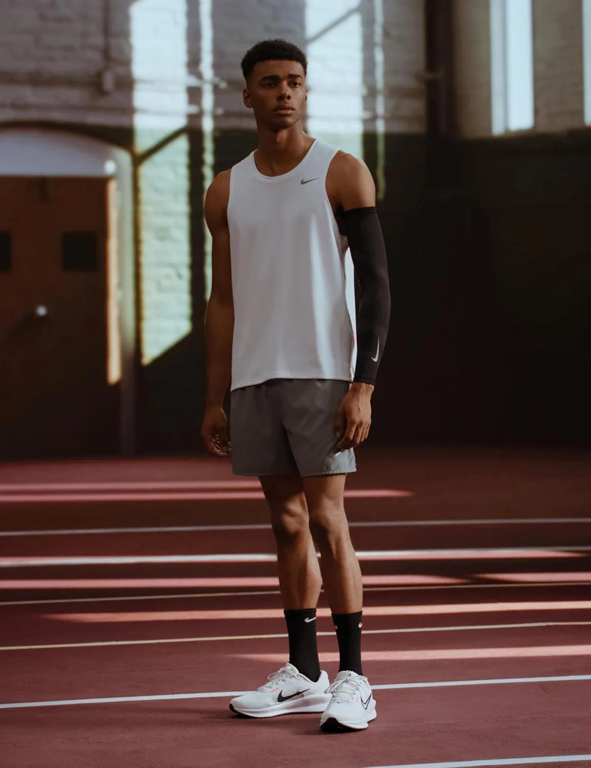 Мужские кроссовки для бега по шоссе Nike Downshifter 13 (очень широкие) Кроссовки для бега по улицам, White Black Pure Platinum Bright Crimson — фото 3