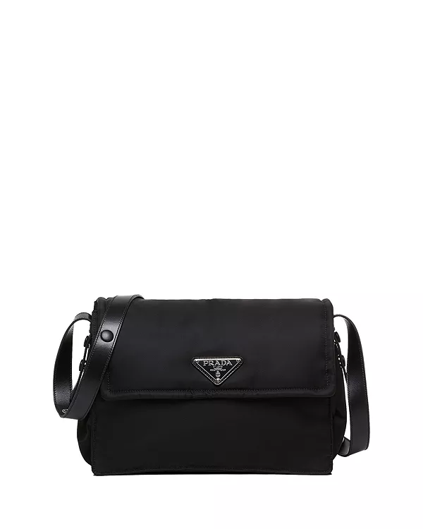 

Средняя дорожная сумка из мягкого нейлона. Prada, черный