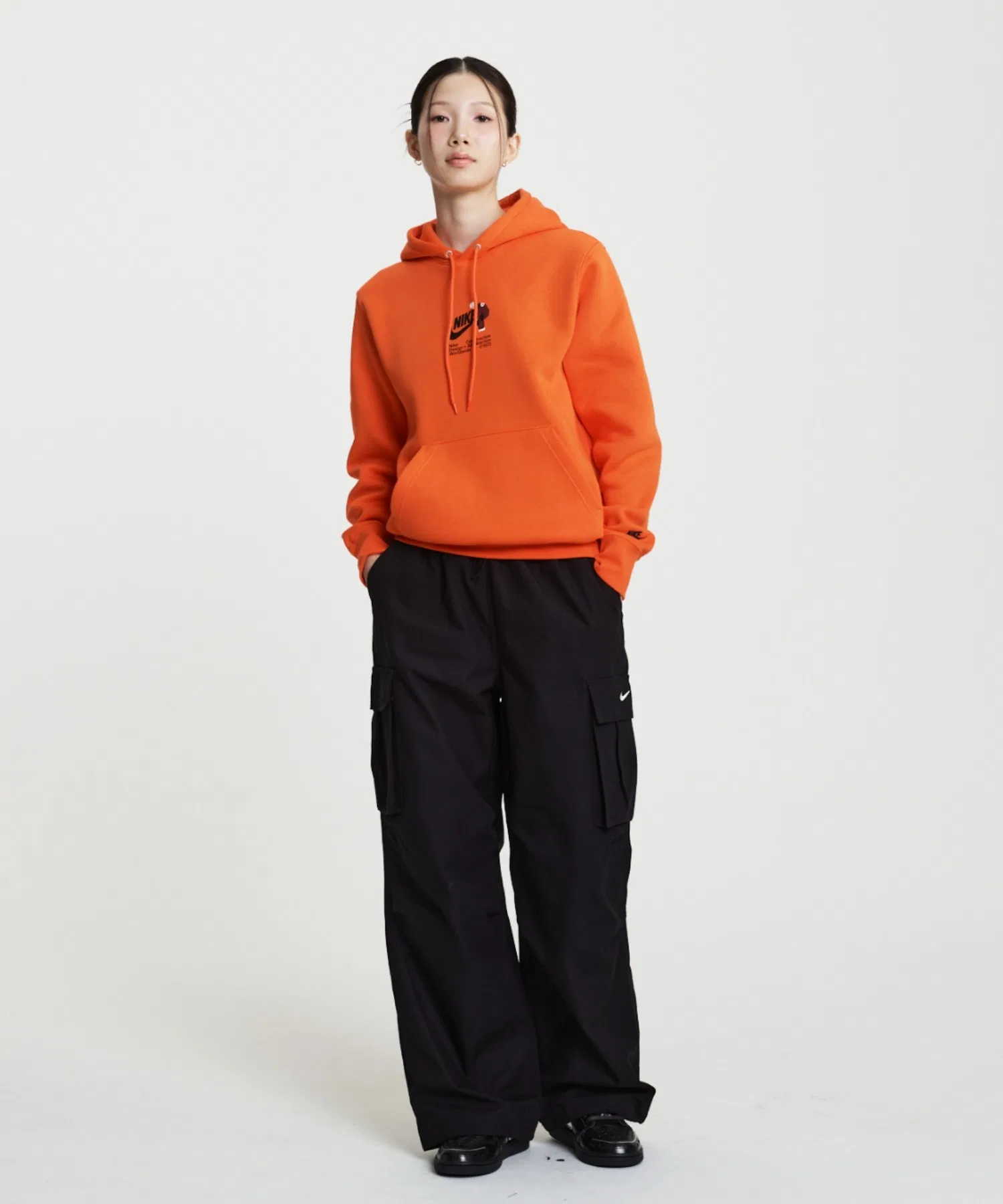 Женские брюки-карго Nike Sportswear средней посадки, свободного кроя, из тканого материала, модель HV1967-010, черные. — фото 4