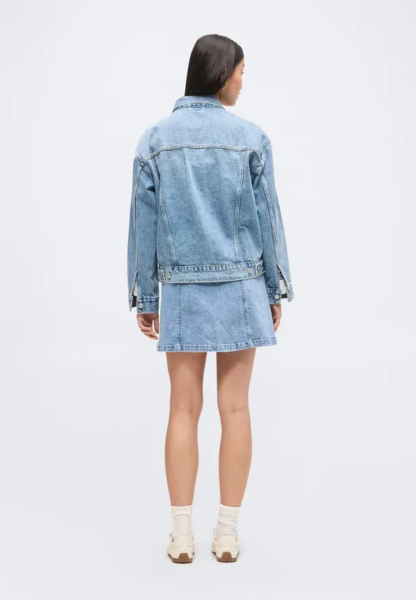 Джинсовая куртка Gap Icon, цвет светлый — фото 3