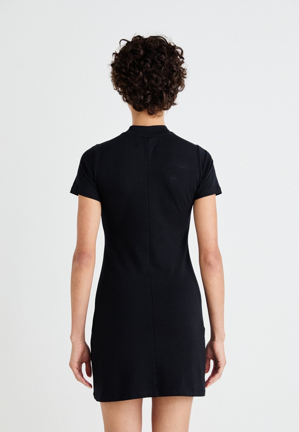 

Платье-футляр NMKUBI HIGHNECK SHORT DRESS Noisy May, черный