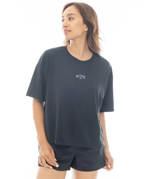 

BILLABONG GIRL Женская укороченная хлопковая футболка с коротким рукавом, эффектом "раш" и логотипом Billabong, черная