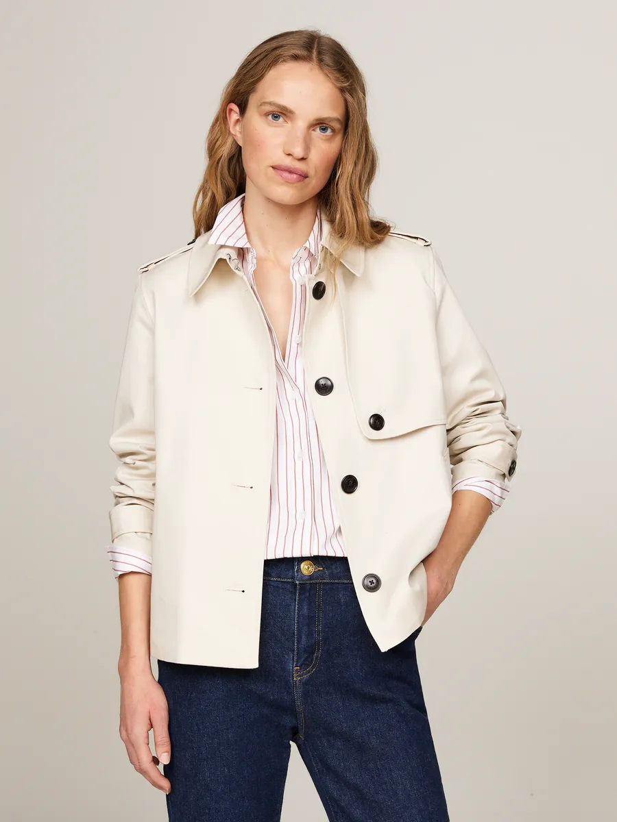 

Короткая куртка Tommy Hilfiger "COTTON SB SHORT TRENCH" с типичными деталями тренча, цвет Desert Sand Dune