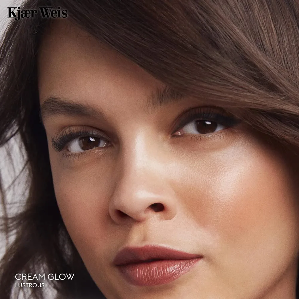 Kjaer Weis Cream Glow - Палитра кремовых хайлайтеров для щек, носа и бровей - Идеально подходит для контурирования. Продукция не тестируется на животных (Lustrous Iconic). Kjær Weis, Lustrous Iconic — фото 2