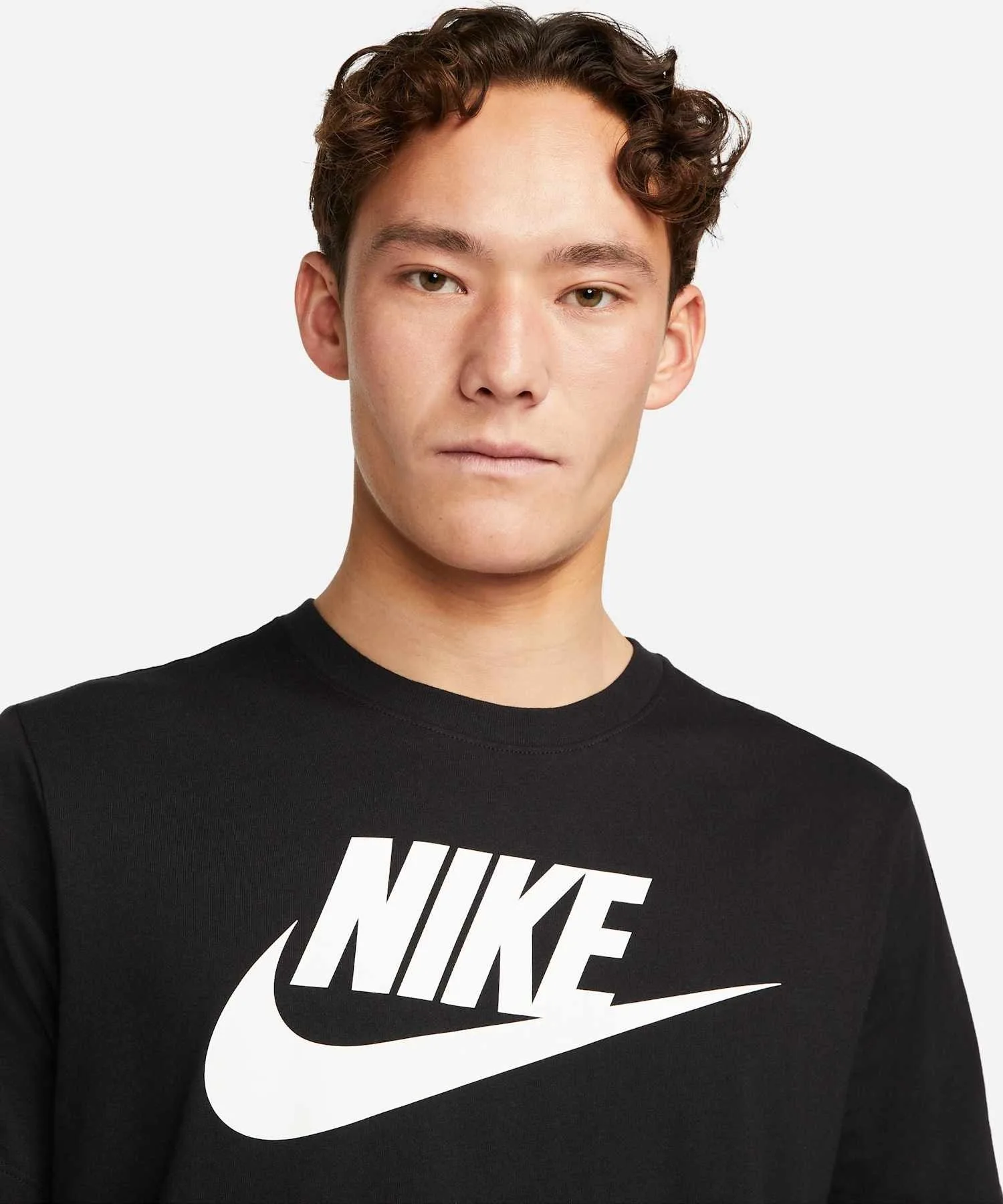 Мужская футболка Nike Sportswear AR5005-010 чёрная — фото 3