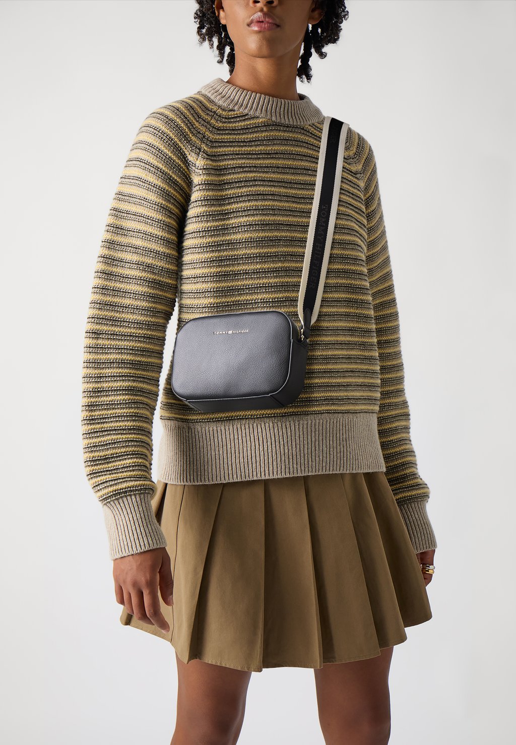 

Сумка через плечо LOGOTAPE CAMERA BAG Tommy Hilfiger, черный
