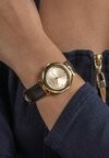

Часы Guess, золотой