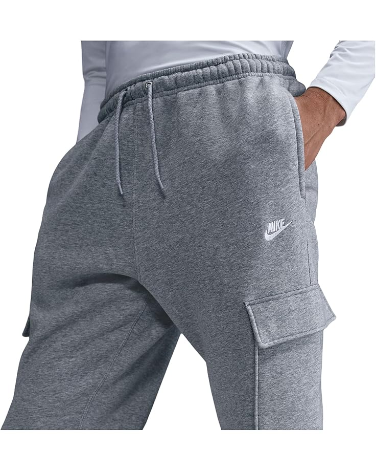 Брюки Nike Club Fleece Cargo Pants, цвет Dark Grey Heather/Light Smoke Grey/White — фото 3