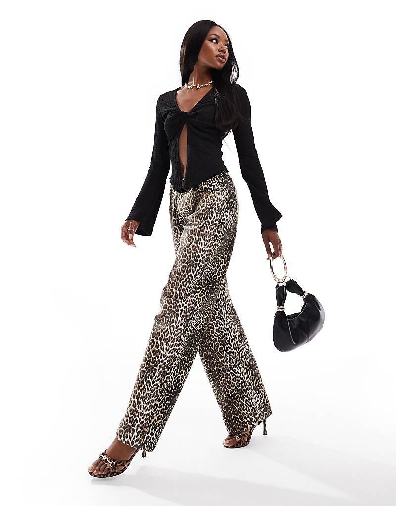 

ASOS DESIGN – черный укороченный топ с закрученной передней частью и длинными расклешенными рукавами