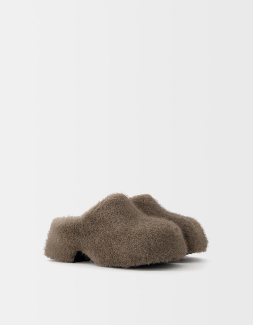 

Сабо из искусственного меха на платформе Bershka, серый