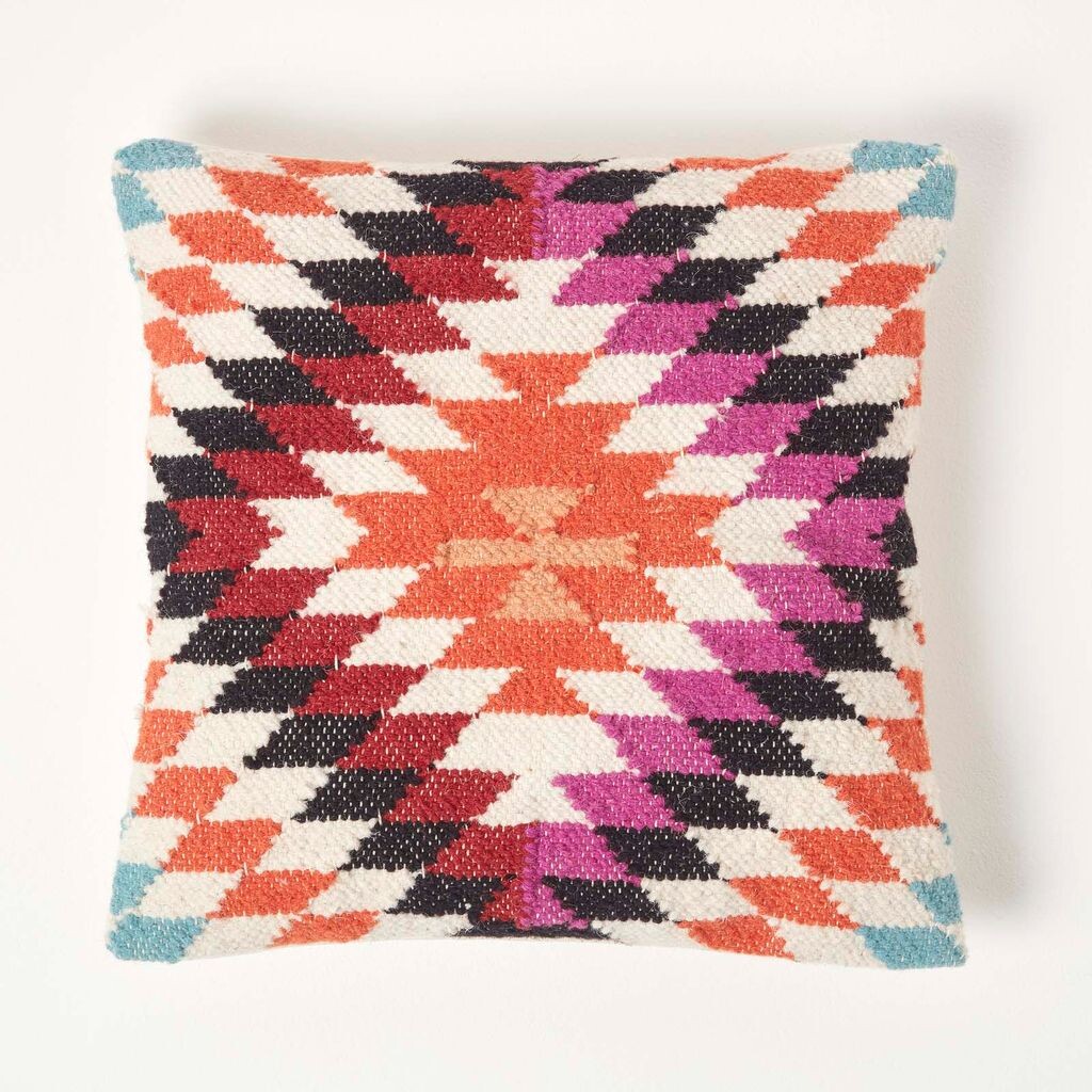 

HOMESCAPES Красочная подушка Kilim Manila с наполнителем из перьев, 45 x 45 см