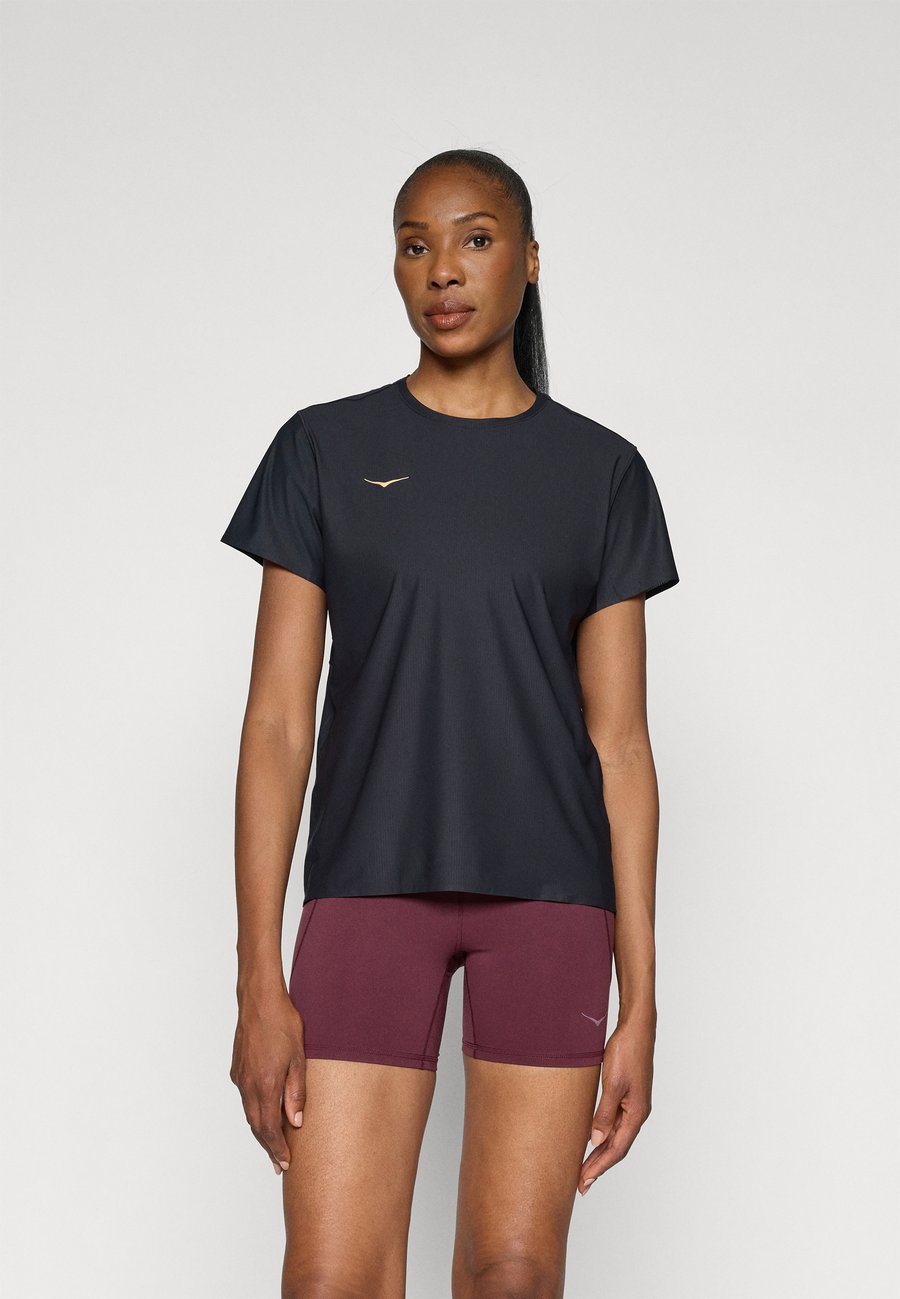 

Футболка HOKA AIROLITE SHORT SLEEVE, Black/Gold-Coloured/Black, Черный, Футболка HOKA AIROLITE SHORT SLEEVE, Black/Gold-Coloured/Black