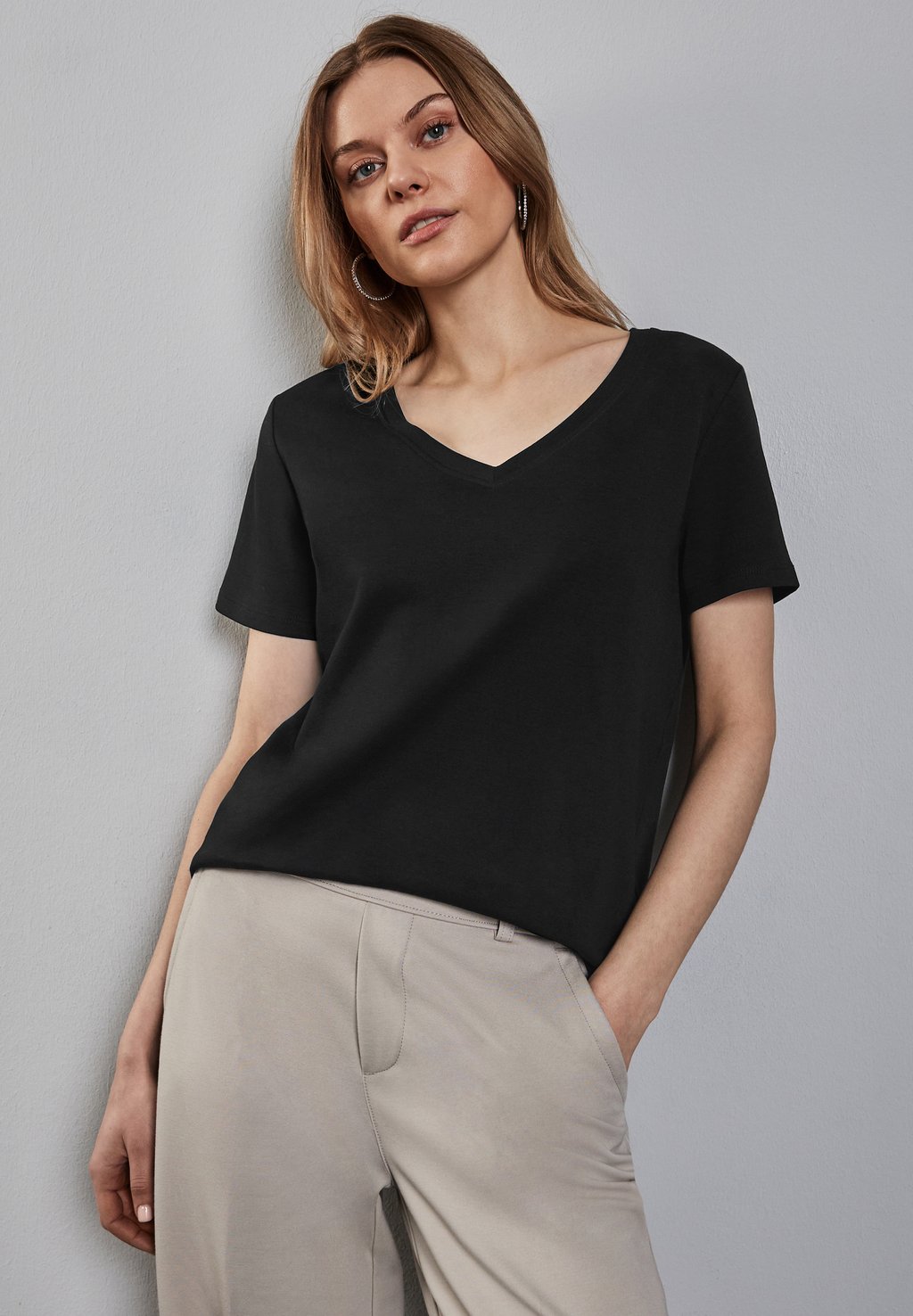 

Базовая футболка V-NECK Street One, черный