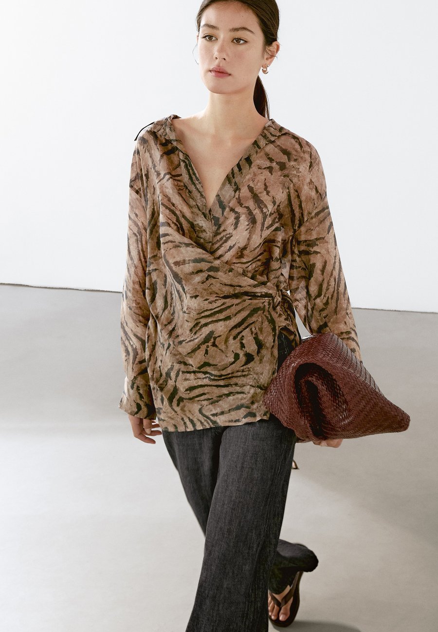 

Блуза Massimo Dutti FLOWING JACQUARD KIMONO WITH RHINESTONE BUTTON, Mottled Brown