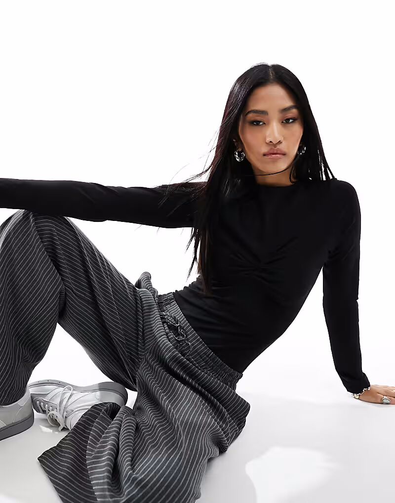 

Боди с длинными рукавами и закрученной отделкой, черного цвета New Look