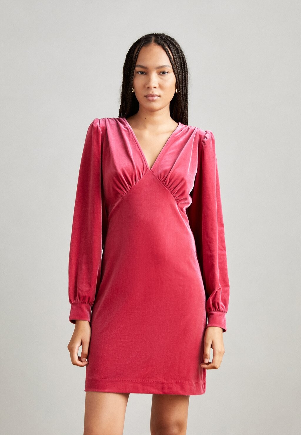 

Элегантное платье V DRESS b.young, живое