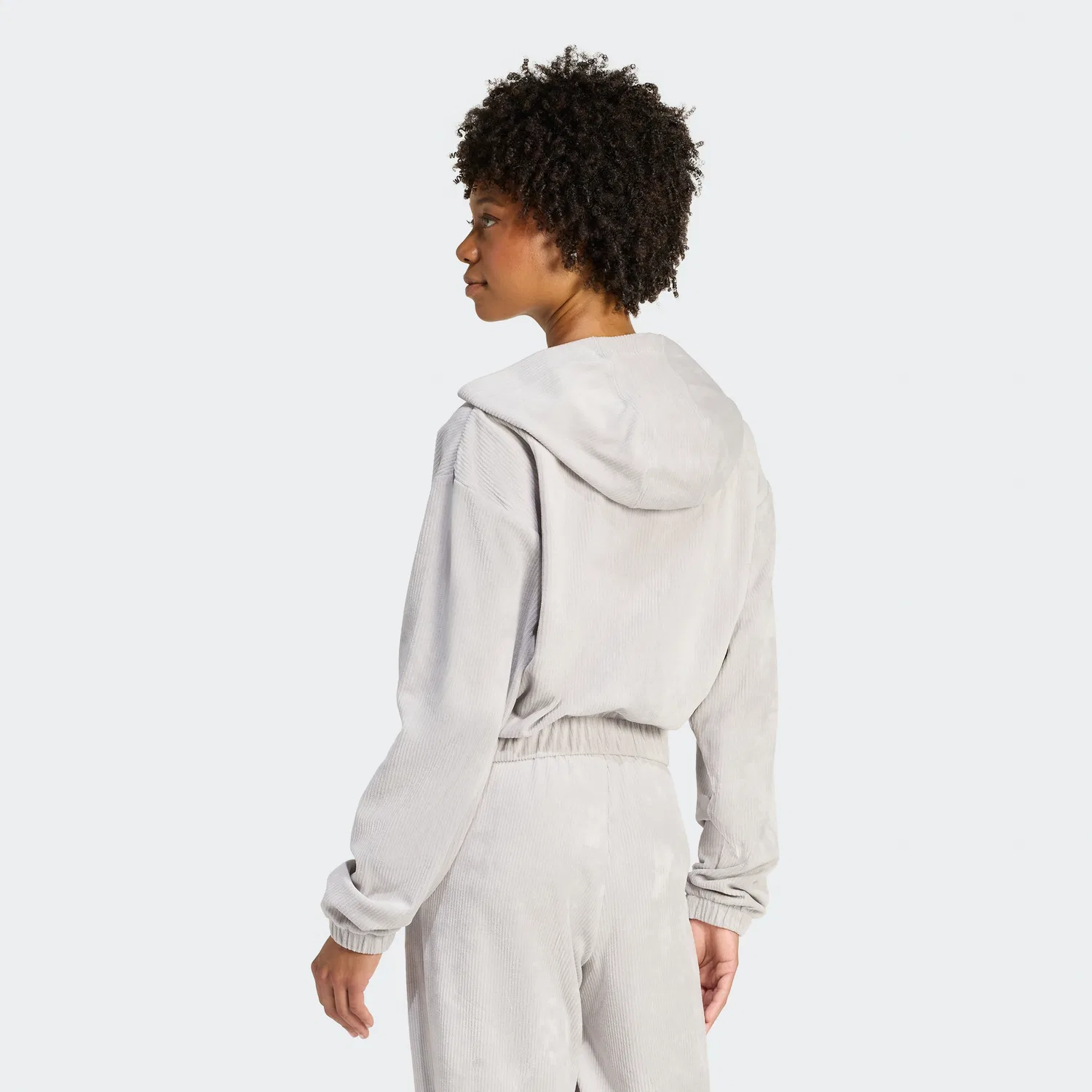 Женская спортивная куртка Essential Chenille серого цвета от Adidas — фото 2