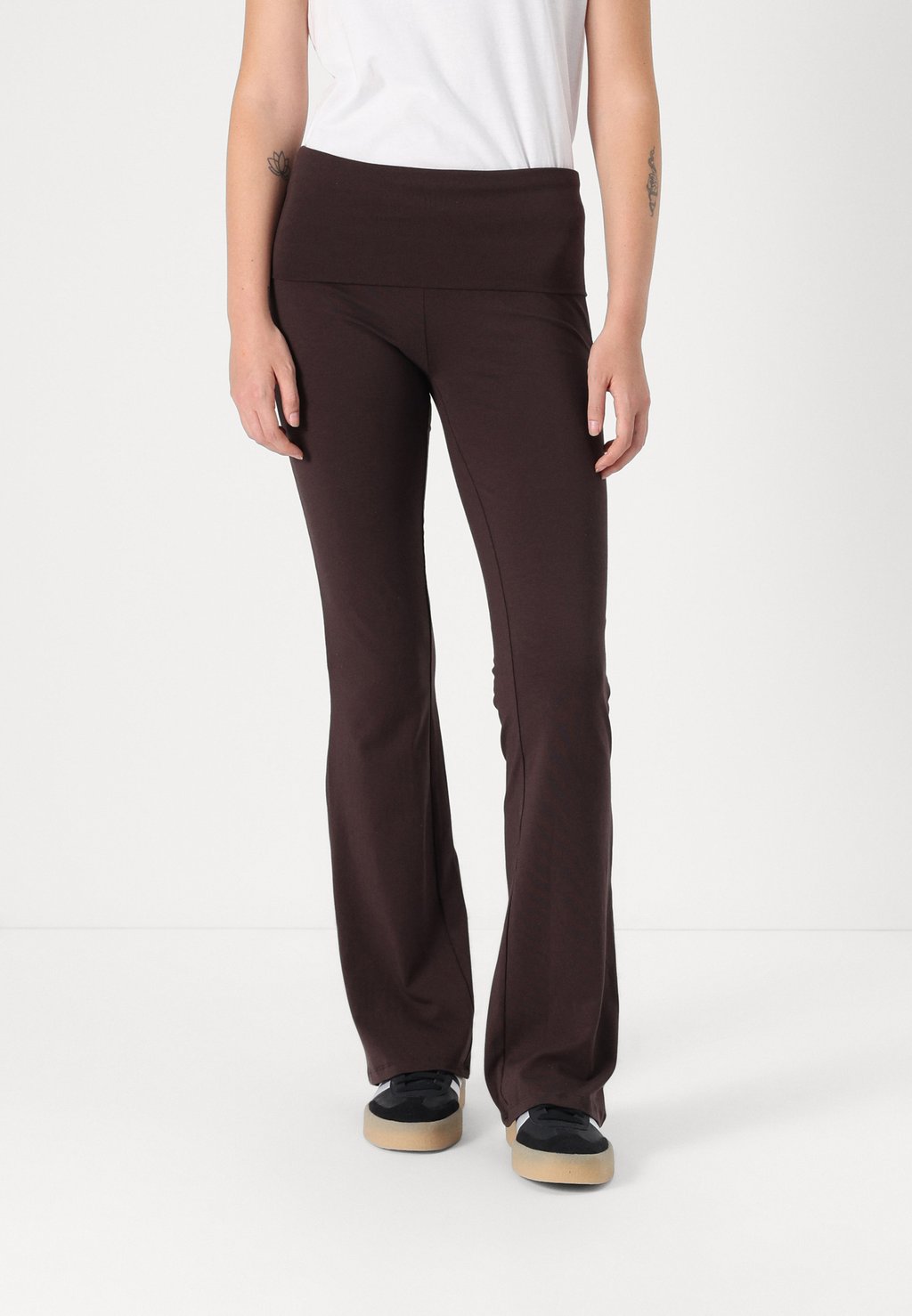 

Брюки SOFT TOUCH FOLDED TROUSERS Gina Tricot, коричневый