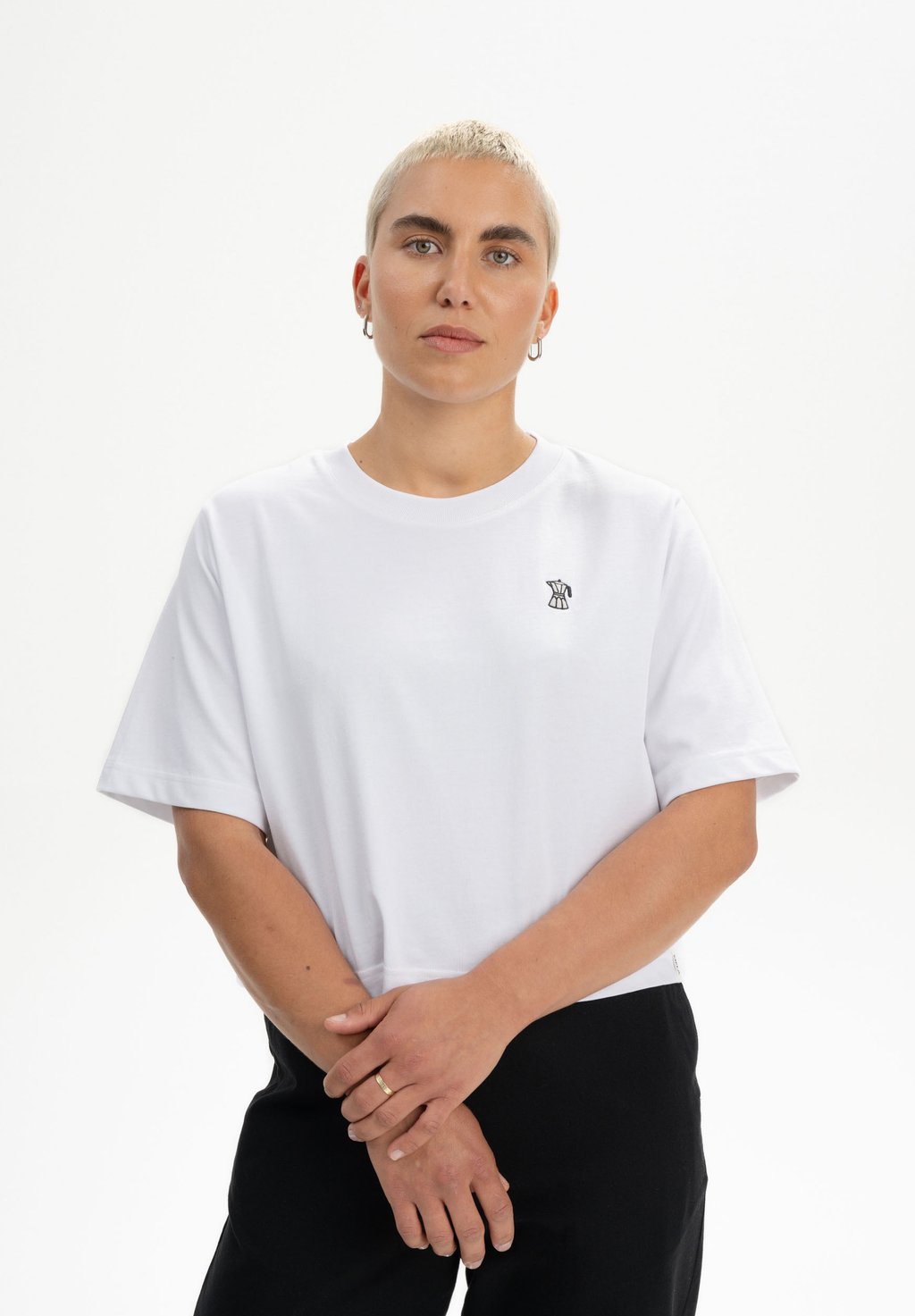 

Базовая футболка CROPPED SCHWER JOSHNA STICKEREI MELA, белый