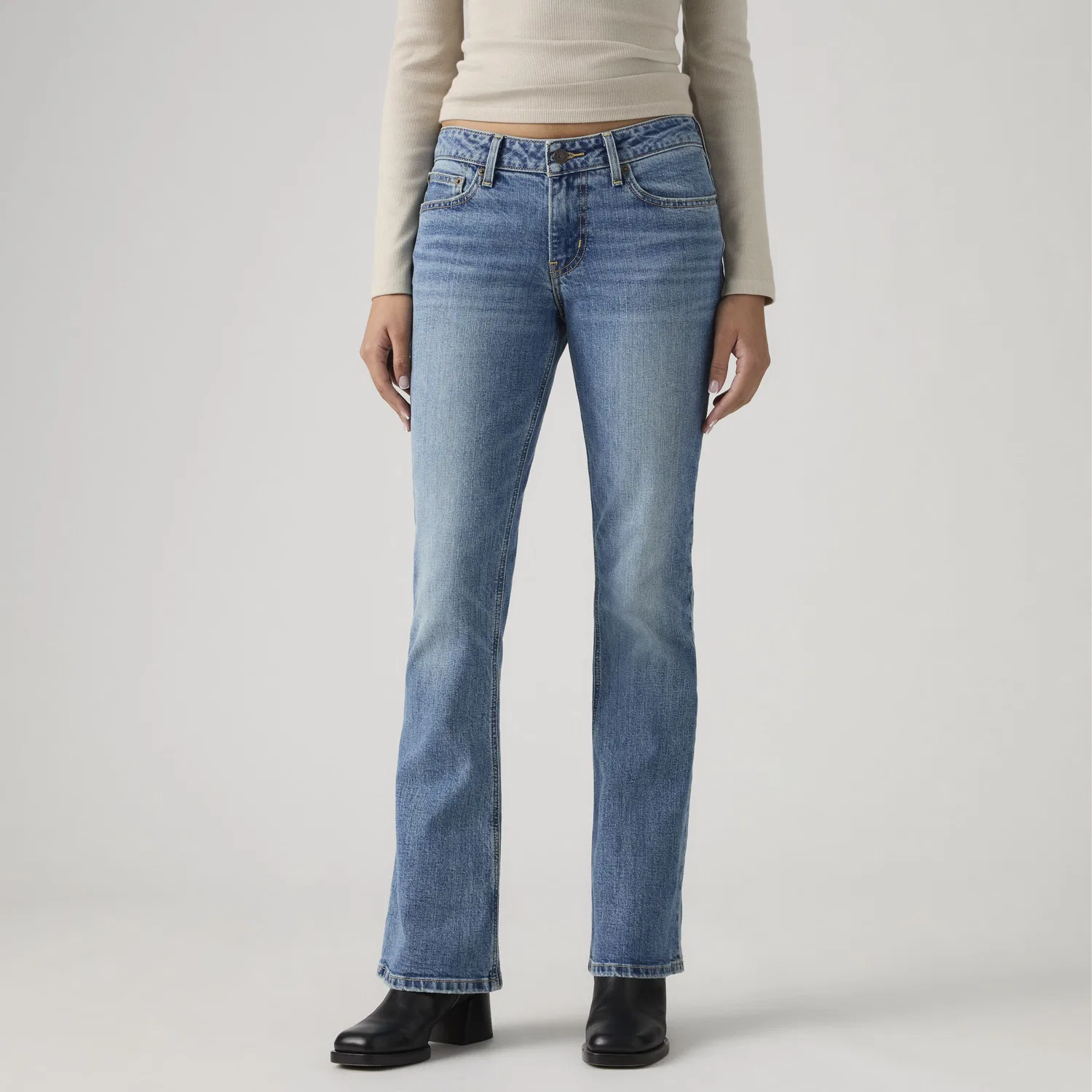 Женские джинсы-клеш с заниженной талией Levi's, Medium Wash — фото 2