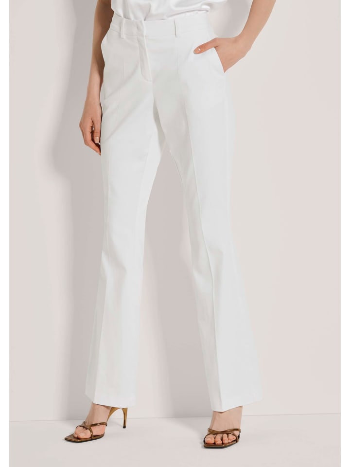 

MADELEINE Слегка расклешенные, отглаженные брюки белого цвета