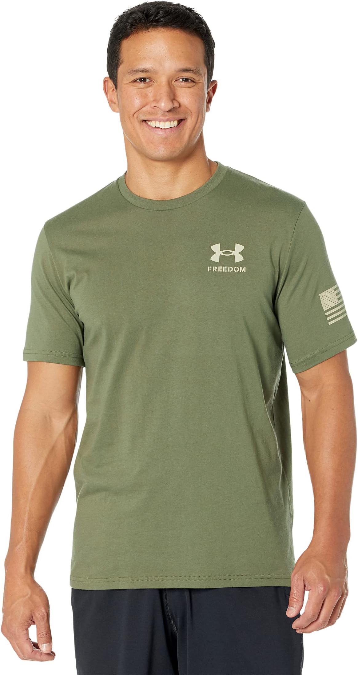 

Футболка Under Armour New Freedom Flag T-Shirt, цвет Marine OD Green/Desert Sand