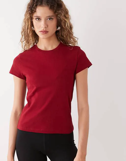 

Приталенная футболка вишневого цвета Weekday эксклюзивно для ASOS