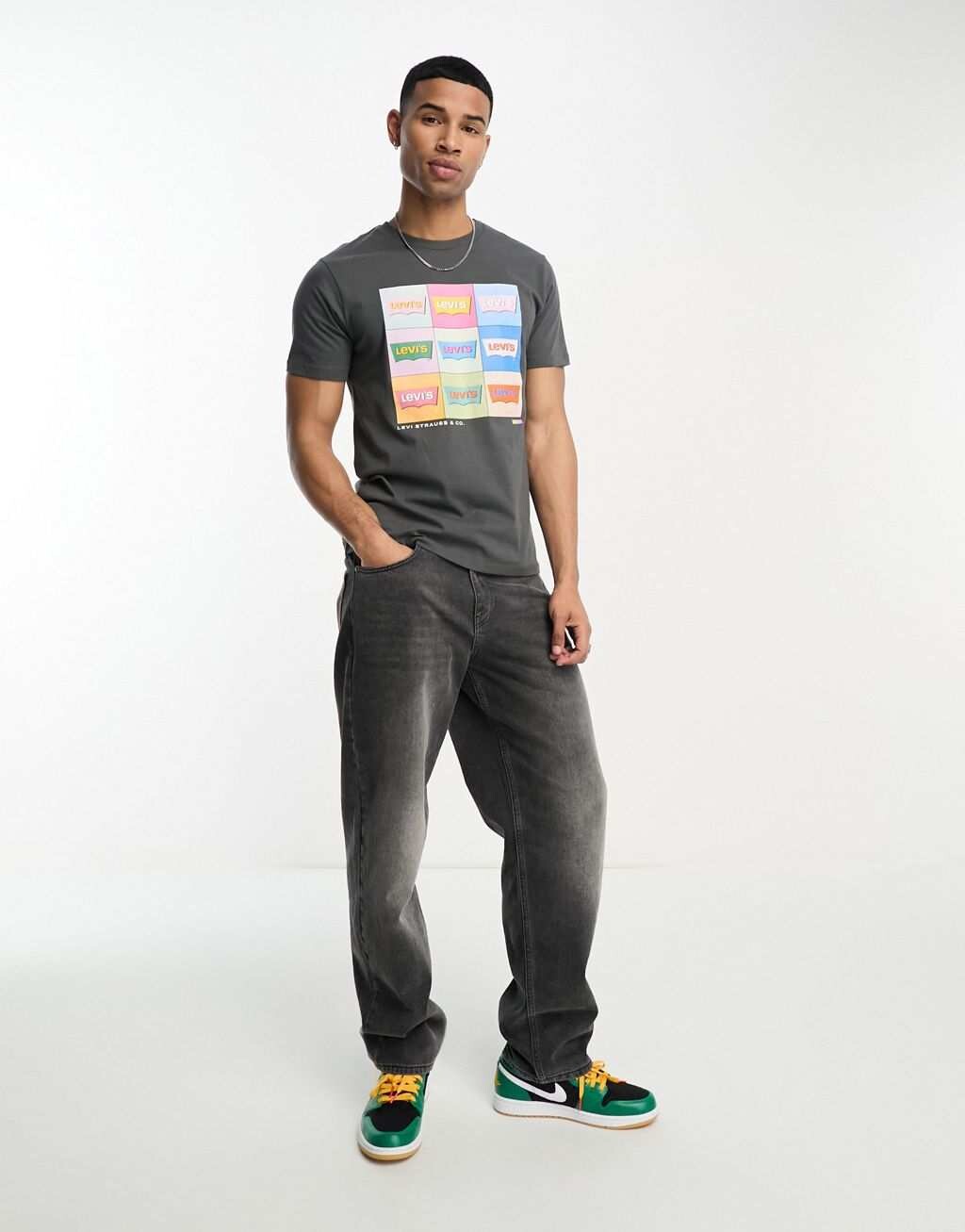 Эксклюзивная черная футболка Levi's для ASOS с неоновыми логотипами по всей поверхности. — фото 4