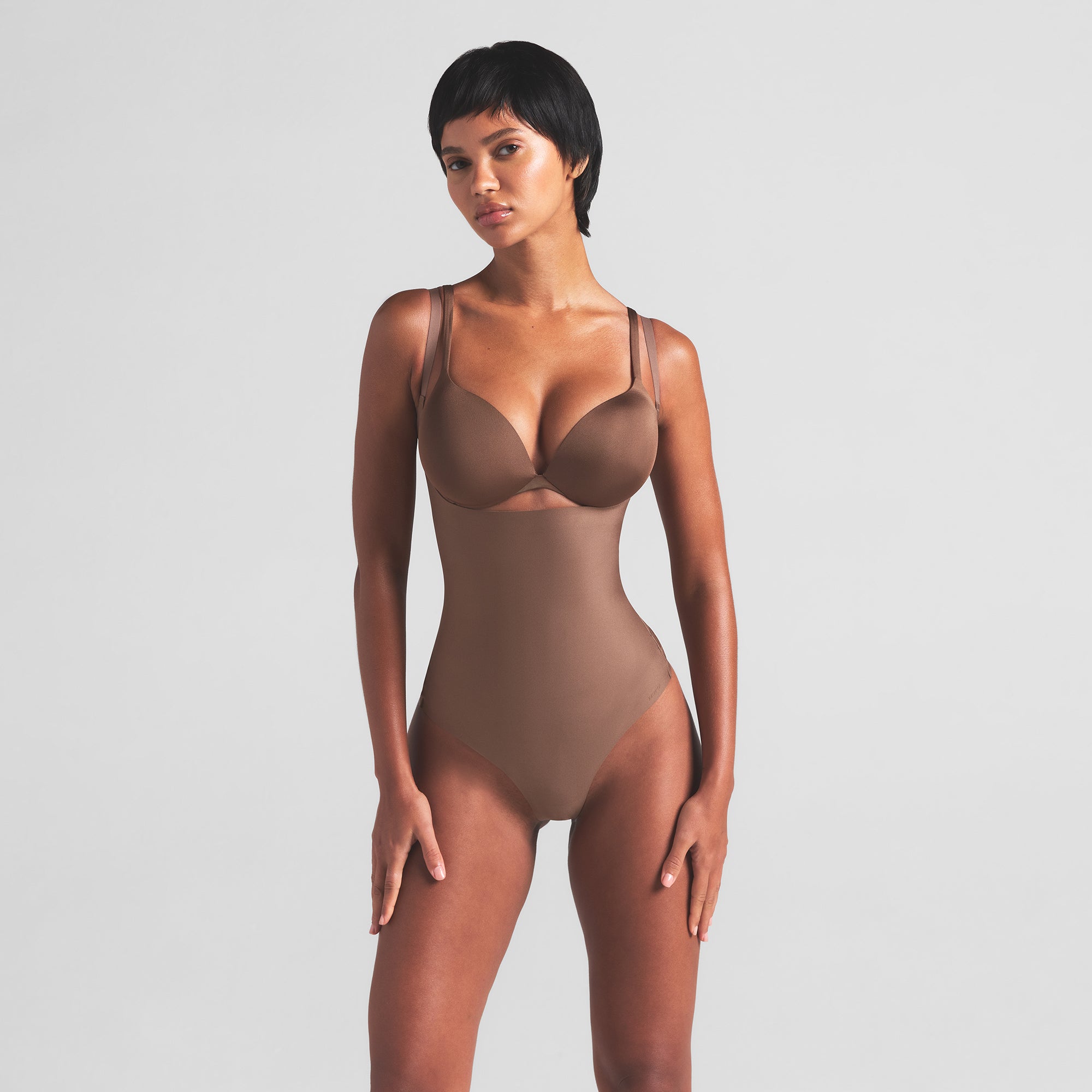 

Боди-стринги core sculpt с открытым бюстом SKIMS SKIMS BODY, цвет jasper