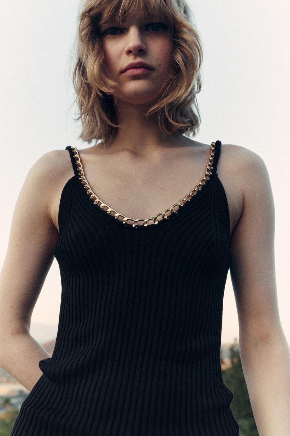 

Трикотажный топ в ребристую головку с цепочкой ZARA, черный