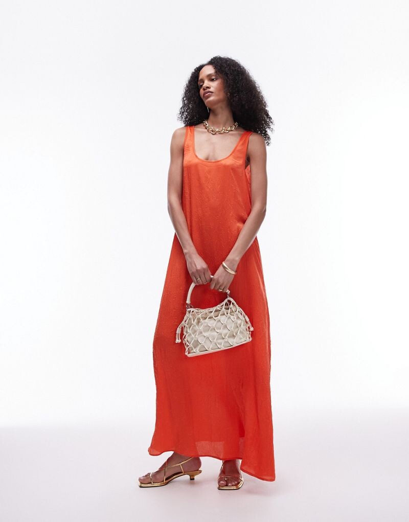

Topshop – длинное красное мятое платье с круглым вырезом
