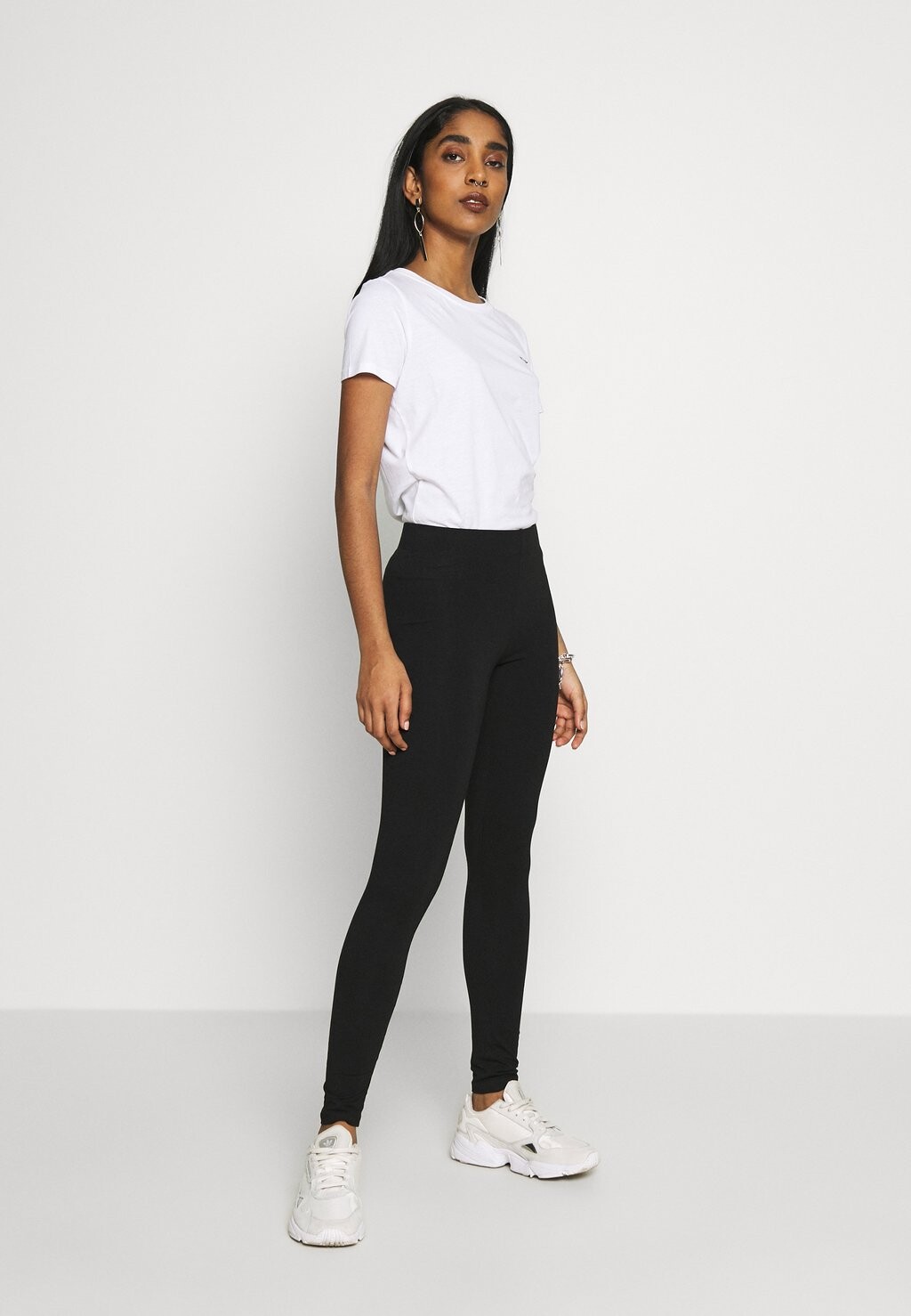 

Брюки Gina Tricot, черный