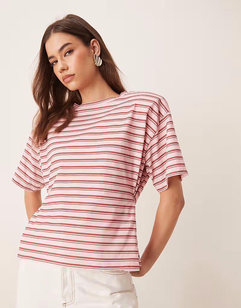 

Футболка ASOS DESIGN в полоску с защипом и подплечниками розового цвета