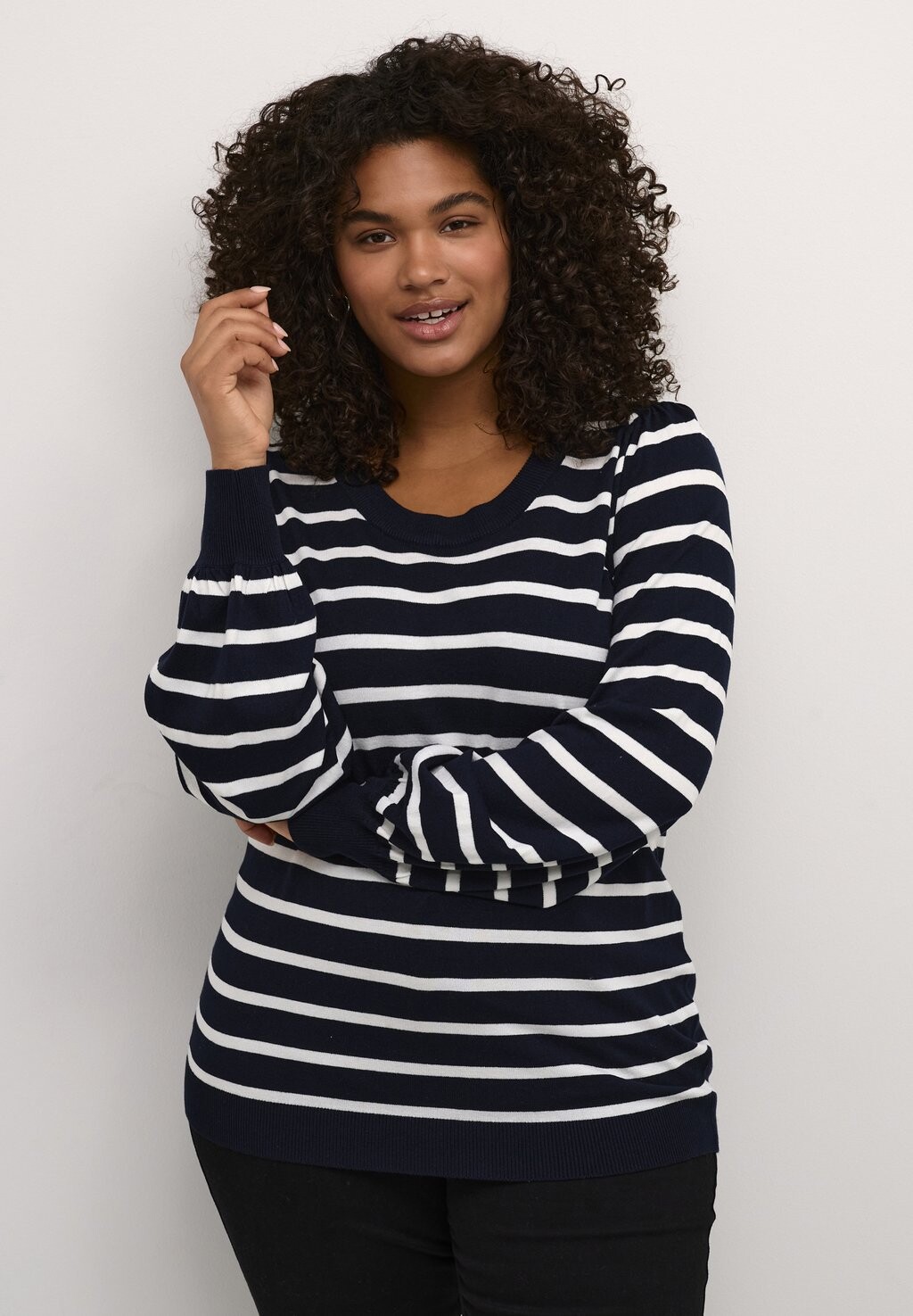 

Вязаный свитер MIANA Kaffe Curve, цвет midnight marine chalk stripe