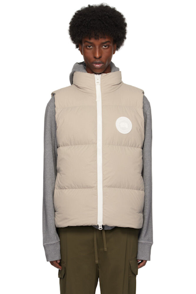 

Жилет бежево-белого цвета с этикеткой Lawrence Down Canada Goose