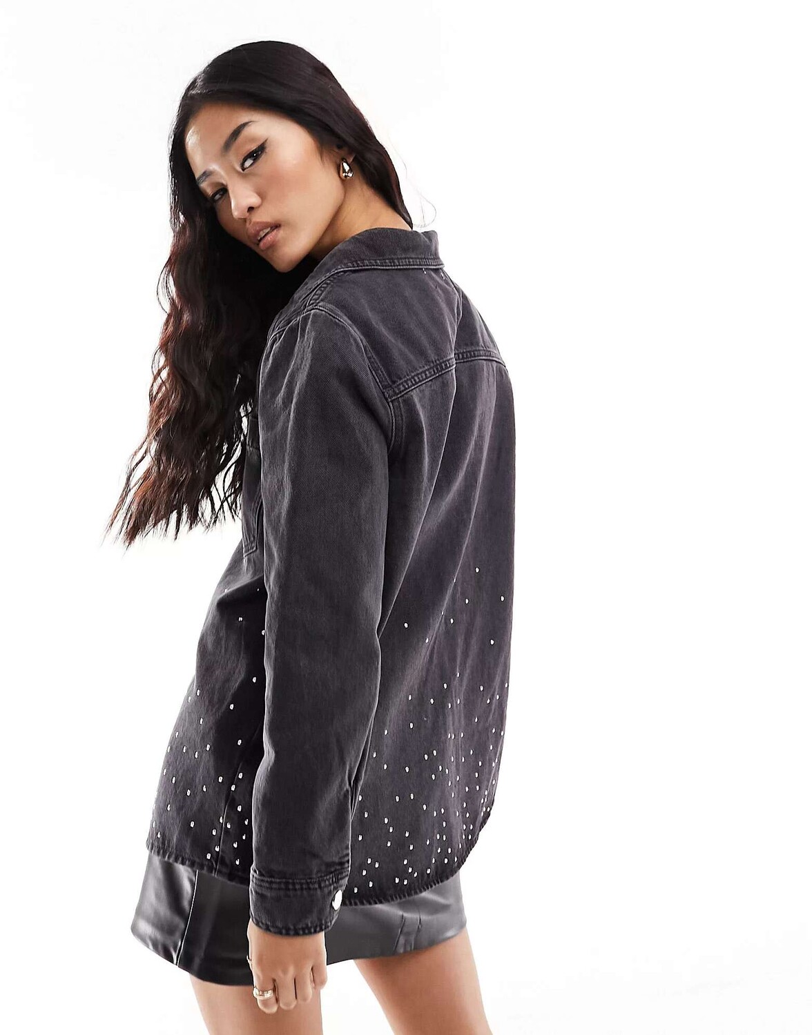 

Черная джинсовая рубашка River Island с россыпью украшений