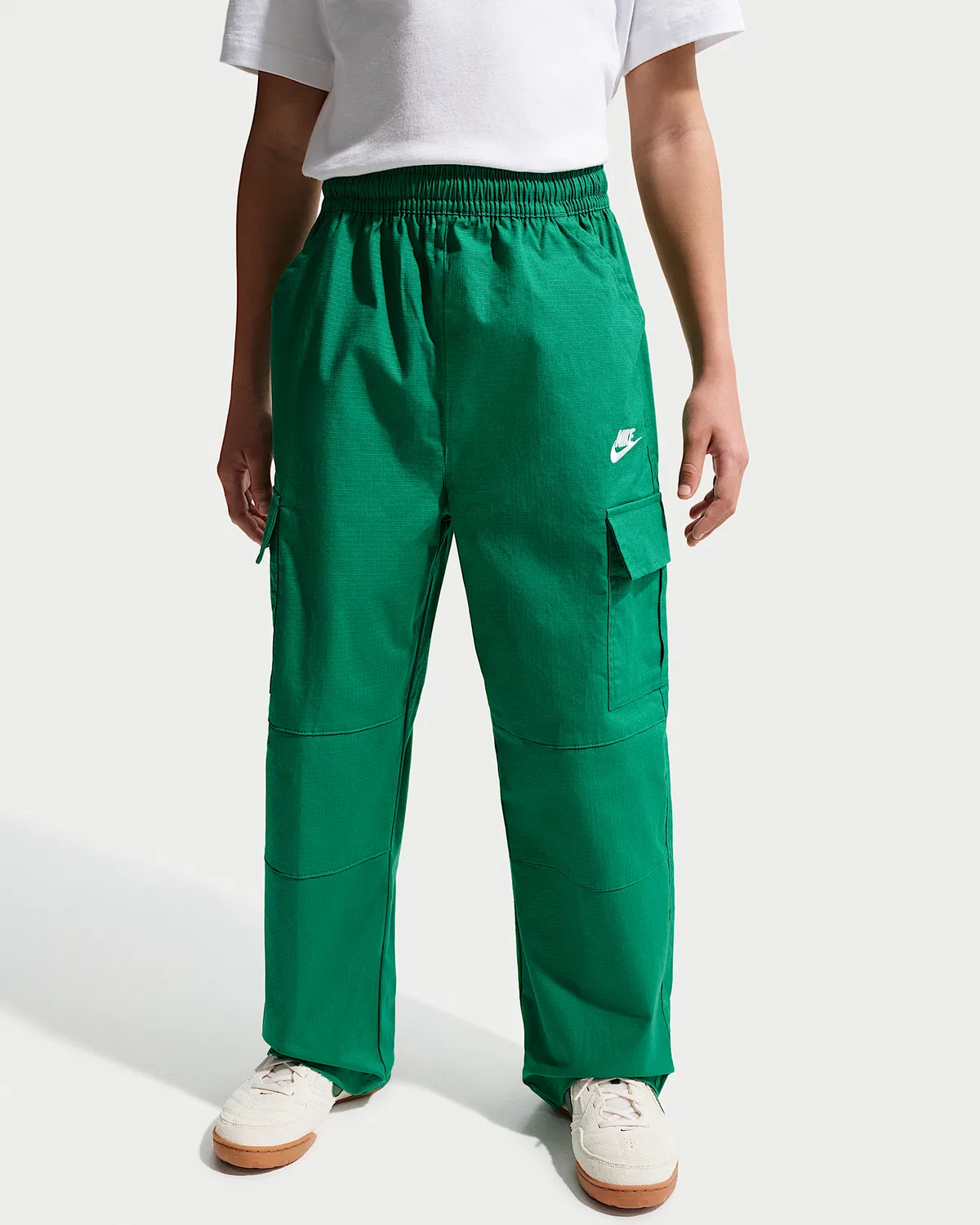 Детские широкие карго-брюки Nike Sportswear Club, Malachite/White — фото 2